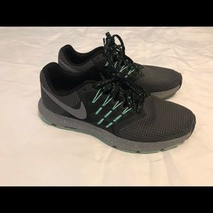 Size nine barely worn mint and grey Nikes
